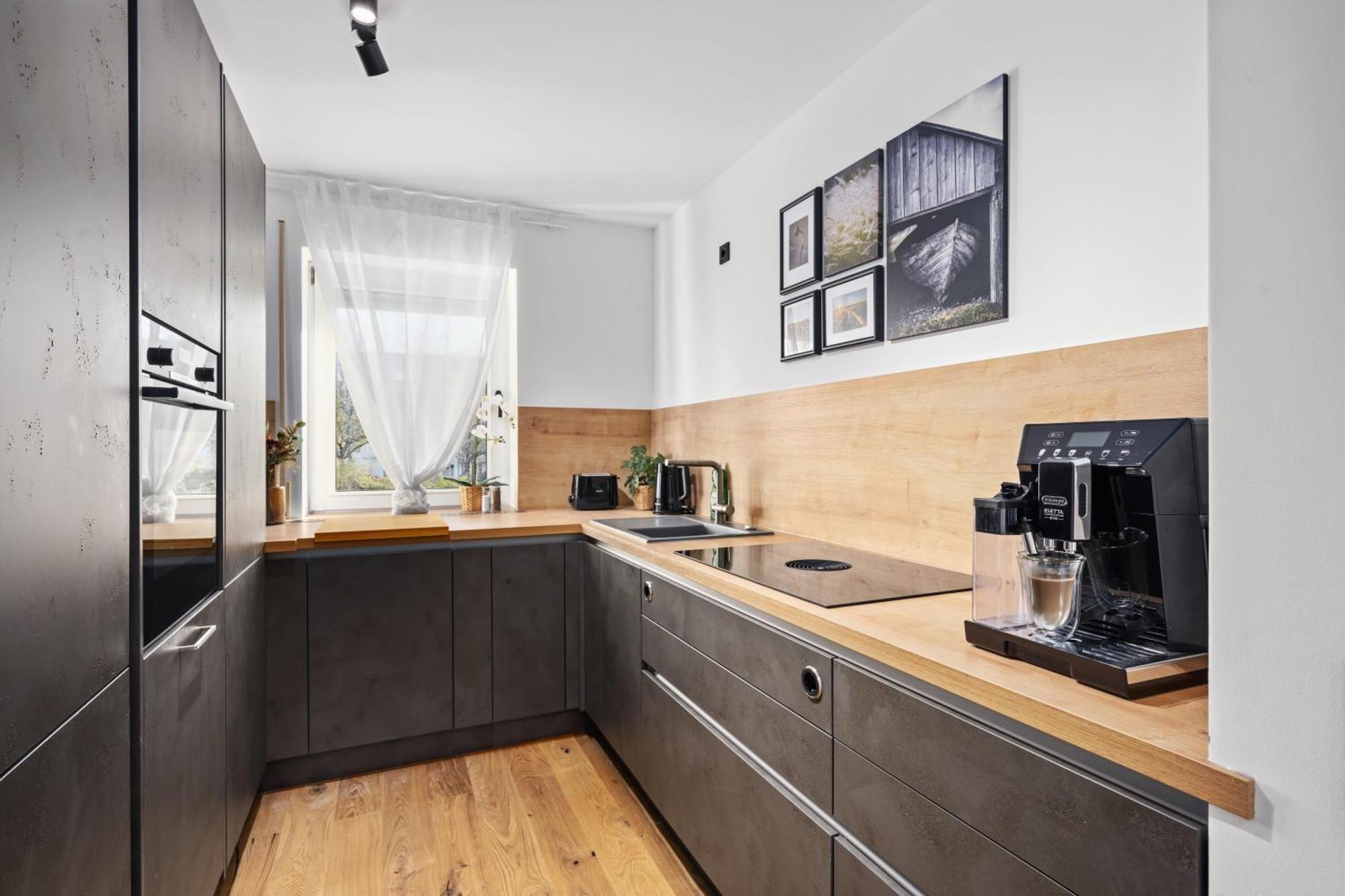 Edler Wohnraum Luxurioeses Apartment Mit Balkon, Boxspringbett, Kaffeevollautomat, Lift & Parkplatz เคมนิตซ์ ภายนอก รูปภาพ